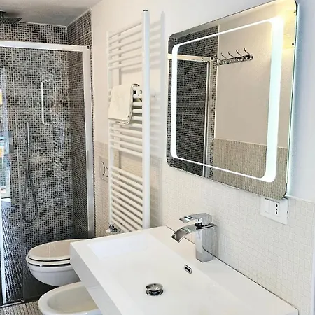 5 Mins From And 1 Min From Center One アパート